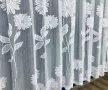 Kész függöny fehér alapon fehér nagy margarétás A2 300x180cm