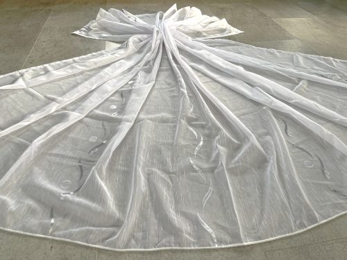 Kész luxus függöny fehér alapon szürke ezüst karikás hullámos 300x175cm