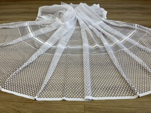 Kész függöny fehér alapon fehér lyukacsos csíkos 300x200cm