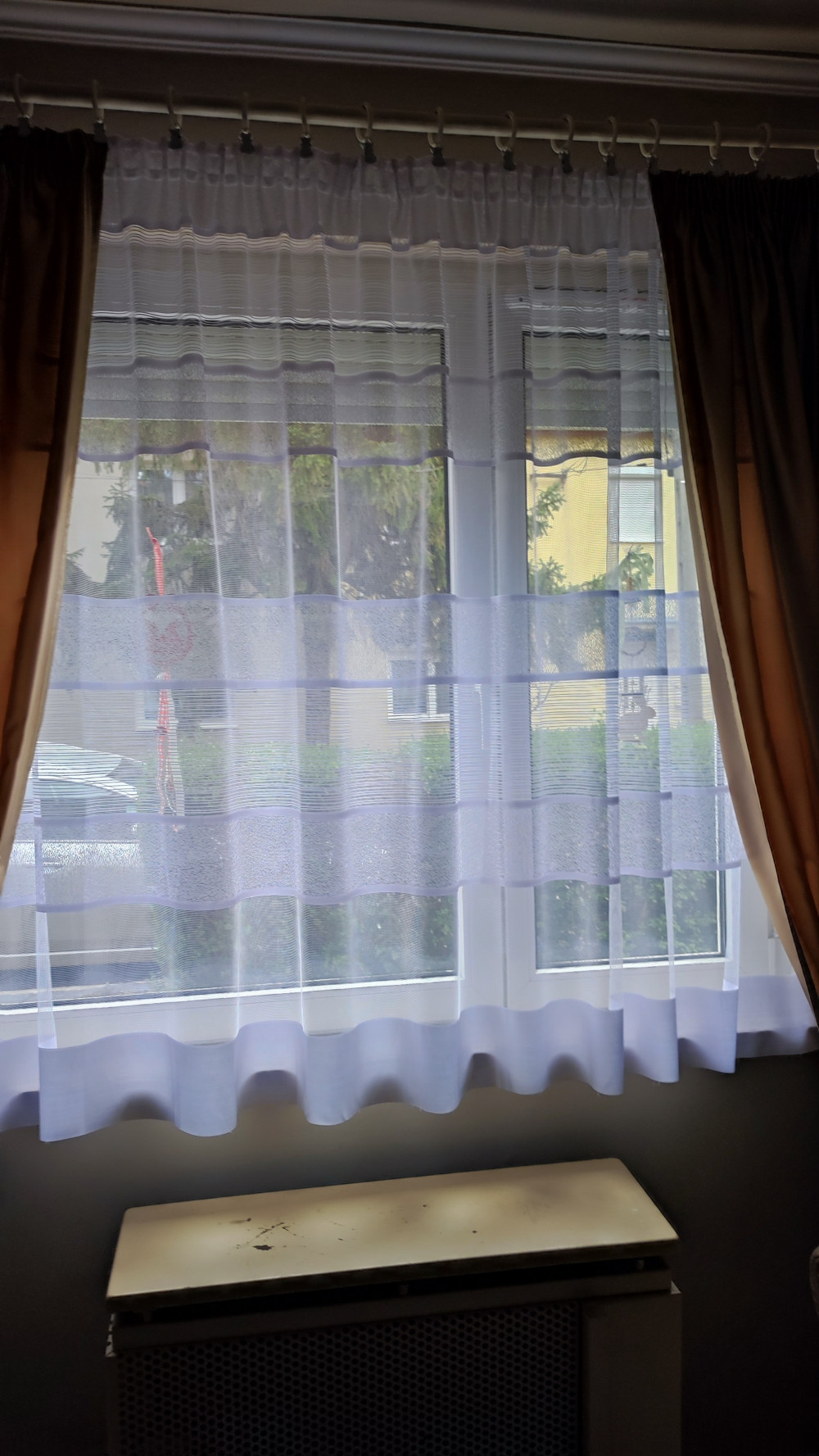     Kész függöny fehér alapon bordás barna csíkos 300x180cm